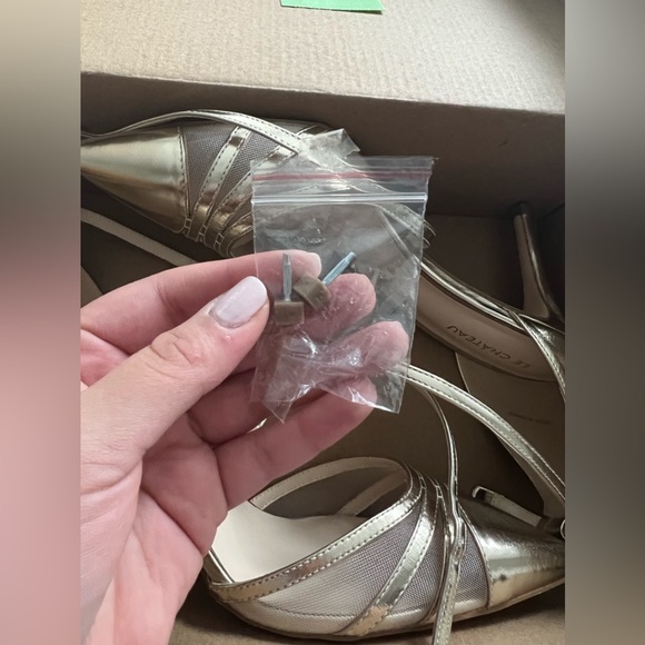 Brand new never worn gold pointed Le Château heels - Picture 7 of 7